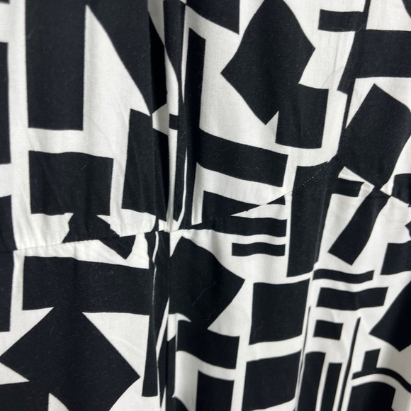 Torrid Black & White Abstract Pattern Maxi Dress Torrid Size 2 - Picture 5 of 7